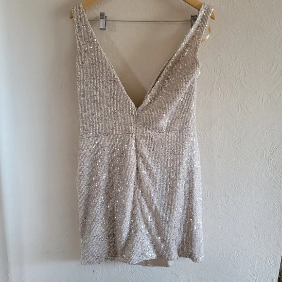 IEENA By Mac Duggal, Front Twist Plunging Sequin‎ Mini Dress, Silver, Size 12 - Picture 7 of 11